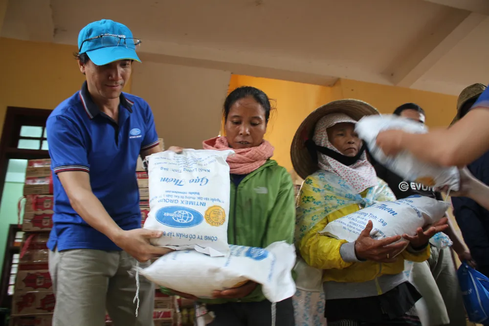 Dùng dây cáp và bè tạm vượt sông dữ trao quà cho người dân vùng lũ Quảng Trị ảnh 9