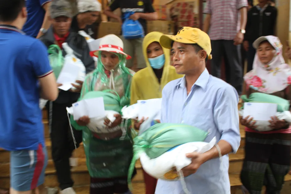 Dùng dây cáp và bè tạm vượt sông dữ trao quà cho người dân vùng lũ Quảng Trị ảnh 11