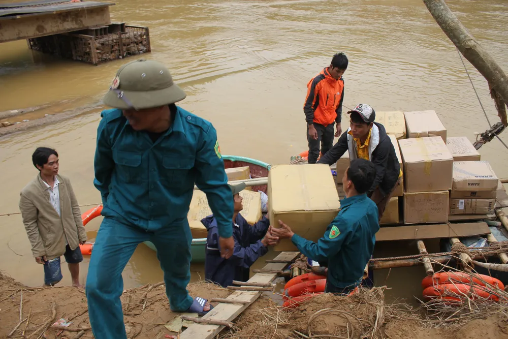 Dùng dây cáp và bè tạm vượt sông dữ trao quà cho người dân vùng lũ Quảng Trị ảnh 4