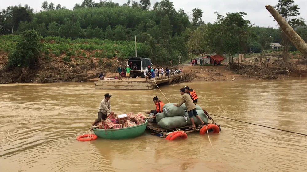 Dùng dây cáp và bè tạm vượt sông dữ