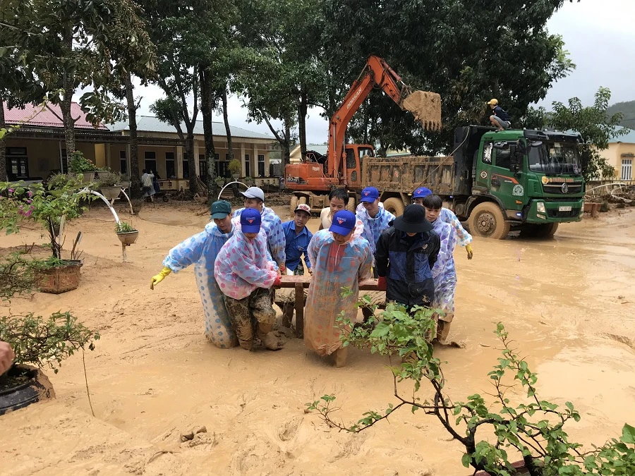 Chung tay hỗ trợ người dân khắc phục hậu quả sau mưa lũ, sớm ổn định cuộc sống.