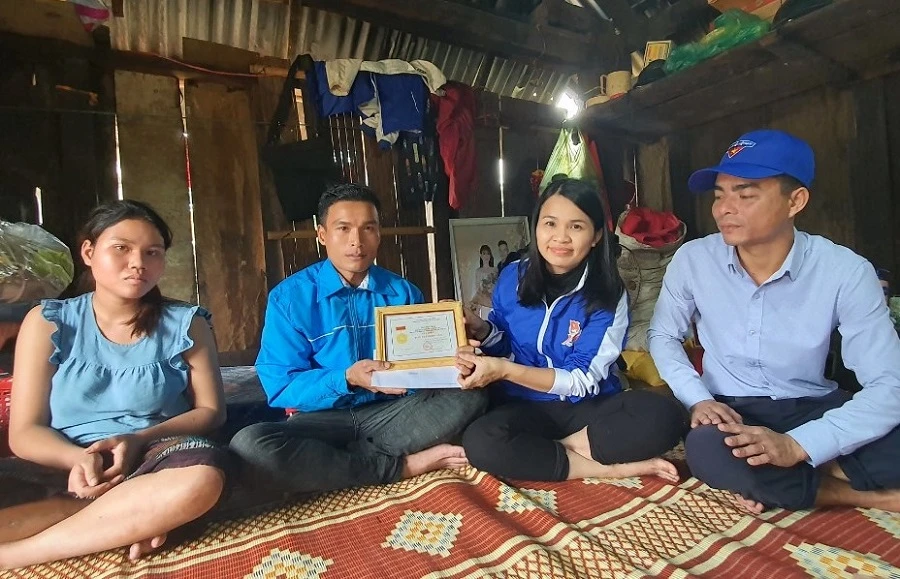 Trao tặng huy hiệu “Tuổi trẻ dũng cảm” cho thanh niên cứu 3 người trong nước lũ ảnh 1 Trao tặng huy hiệu “Tuổi trẻ dũng cảm” cho thanh niên cứu 3 người trong nước lũ ảnh 1