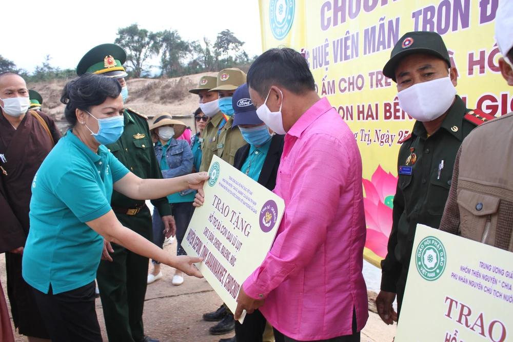 Bà Mai Thị Hạnh, phu nhân nguyên Chủ tịch nước Trương Tấn Sang tặng quà cho đại diện 7 bản thuộc DenVilay (huyện Noòng, tỉnh Savannekhet, Lào)