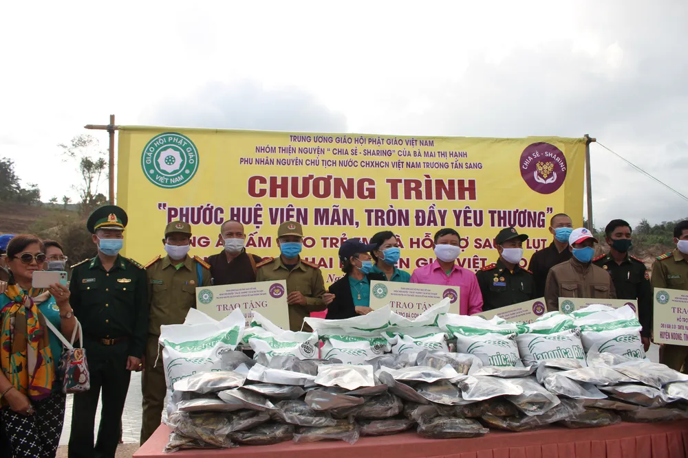 Quảng Trị: Tặng quà cho người dân hai bên biên giới Việt Nam - Lào bị ảnh hưởng bởi bão lũ  ảnh 7