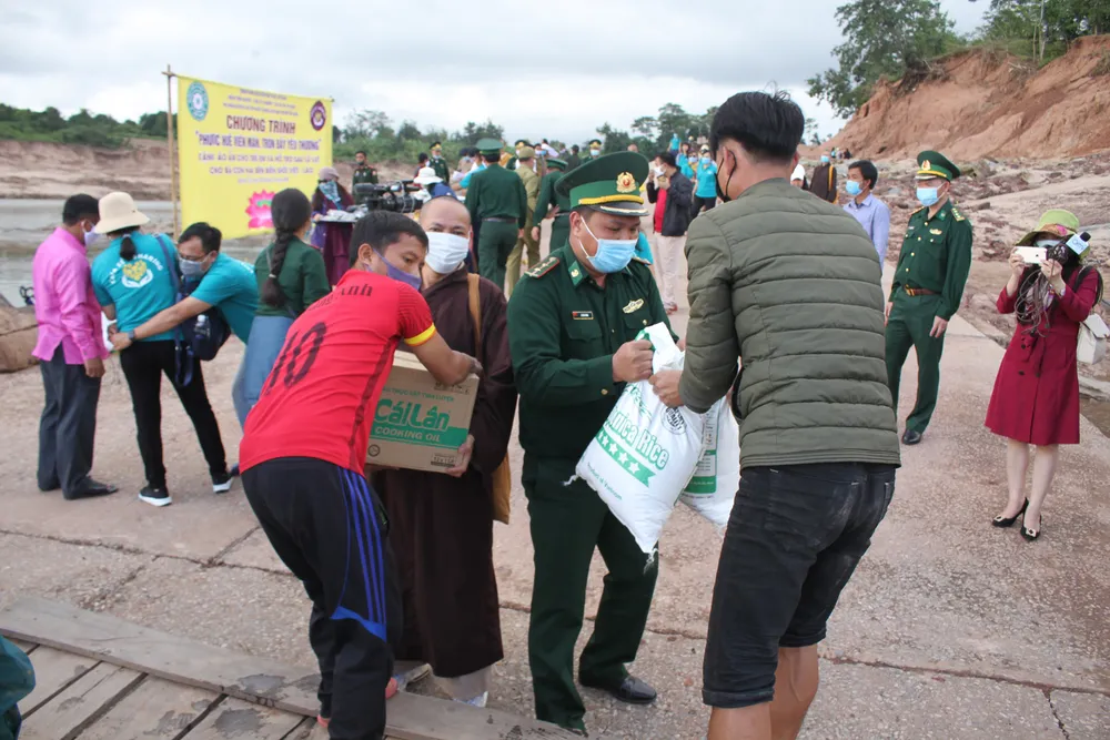 Quảng Trị: Tặng quà cho người dân hai bên biên giới Việt Nam - Lào bị ảnh hưởng bởi bão lũ  ảnh 9