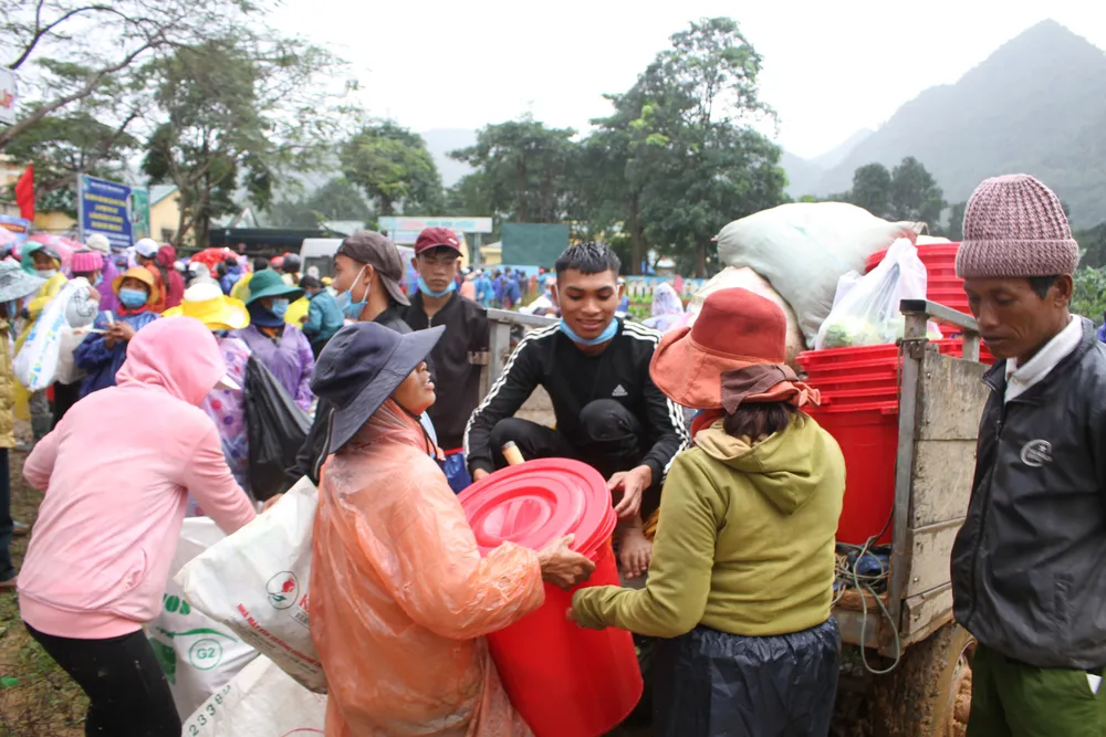 Chợ phiên 0 đồng giúp người nghèo vùng cao vượt khó sau lũ ảnh 9