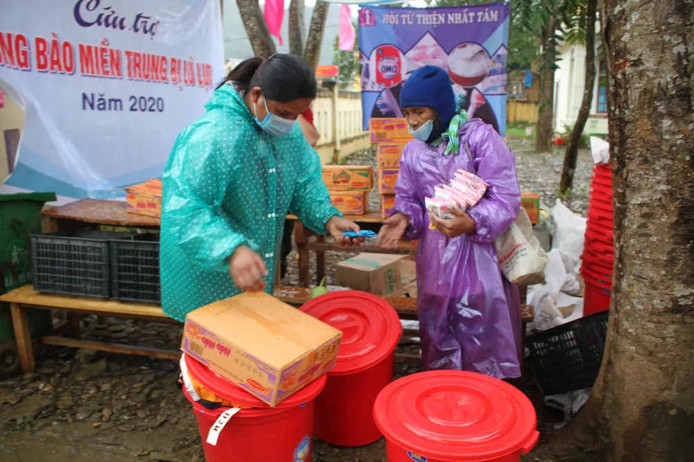 Chợ phiên 0 đồng giúp người nghèo vùng cao vượt khó sau lũ ảnh 2