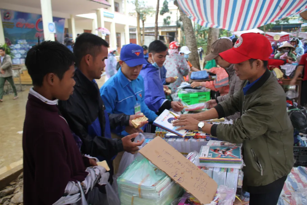 Chợ phiên 0 đồng giúp người nghèo vùng cao vượt khó sau lũ ảnh 3