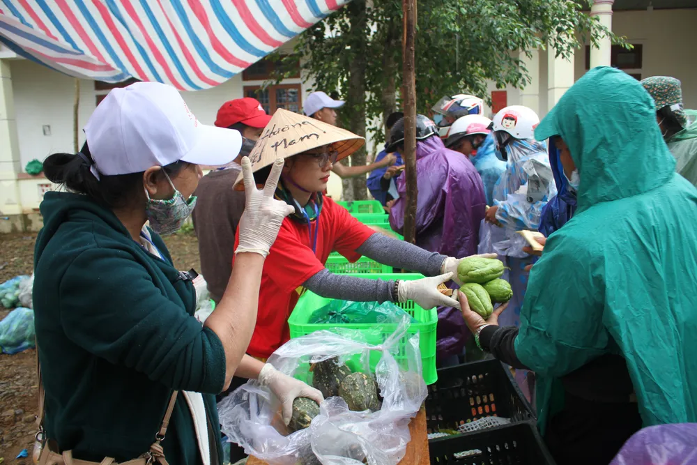 Chợ phiên 0 đồng giúp người nghèo vùng cao vượt khó sau lũ ảnh 4