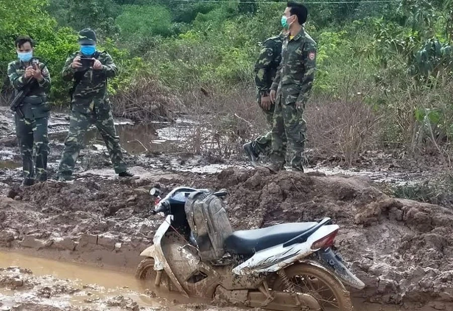 Xe máy và ba lô chứa 8 kg ma túy đá đối tượng để lại hiện trường