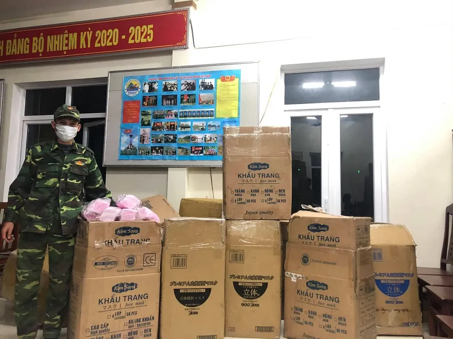 Quảng Trị: Liên tiếp phát hiện 2 vụ vận chuyển trái phép khẩu trang y tế ở khu vực biên giới ảnh 1