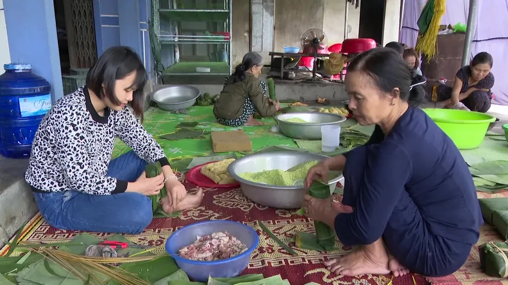 Làng nghề gói bánh chưng, bánh tét xanh như ngọc ảnh 1