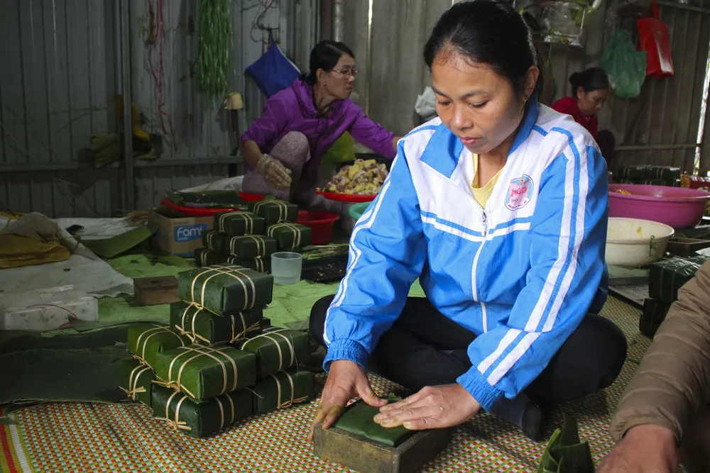 Làng nghề gói bánh chưng, bánh tét xanh như ngọc ảnh 9