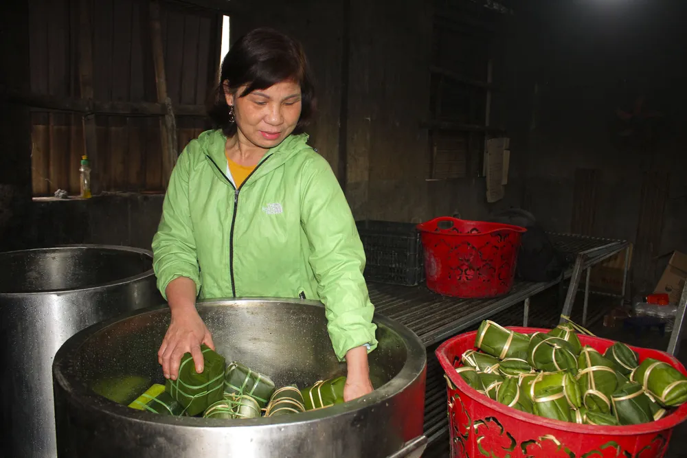 Làng nghề gói bánh chưng, bánh tét xanh như ngọc ảnh 11
