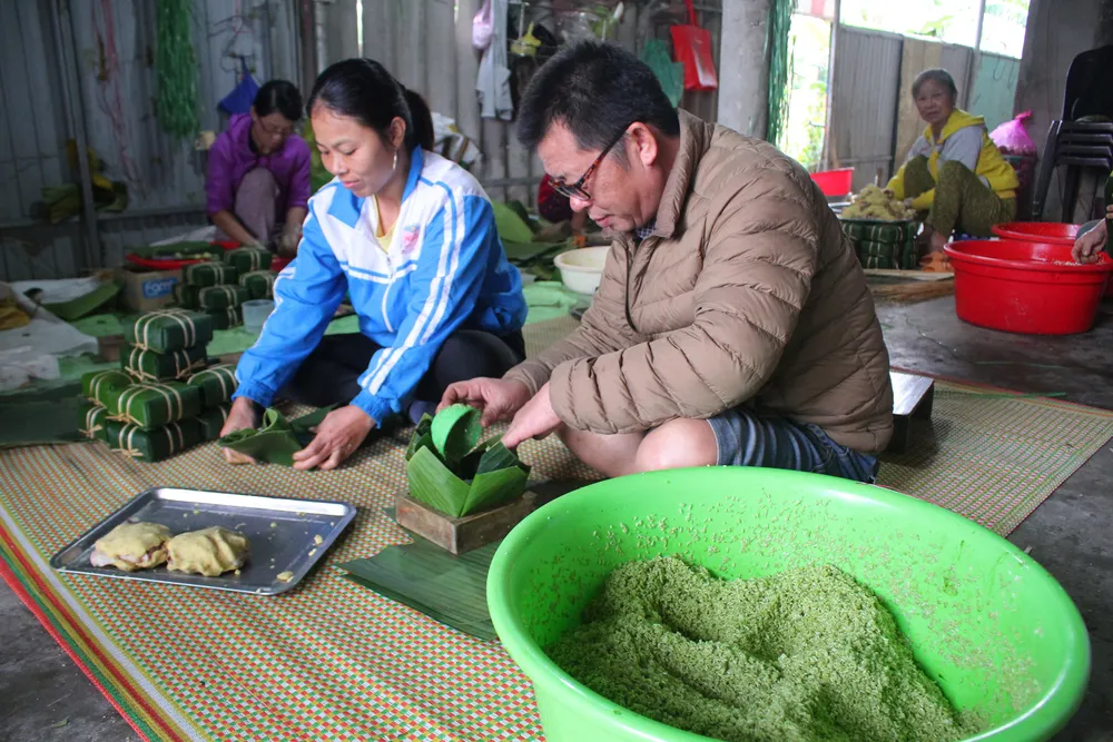 Làng nghề gói bánh chưng, bánh tét xanh như ngọc ảnh 2
