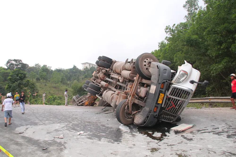 Xe đầu kéo mất lái gây tai nạn liên hoàn khiến nhiều người bị thương  ảnh 1