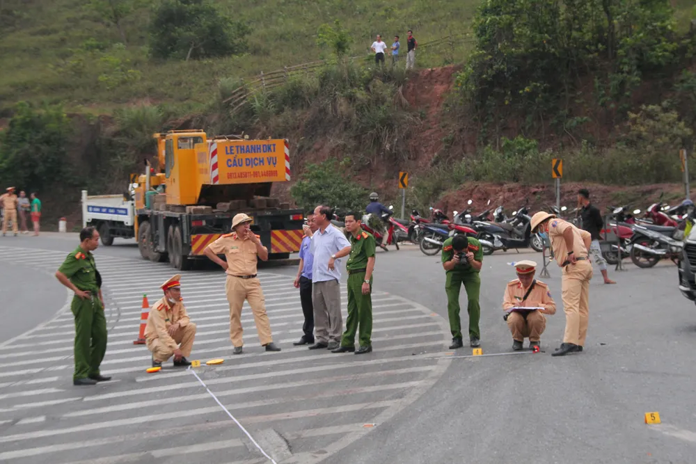 Xe đầu kéo mất lái gây tai nạn liên hoàn khiến nhiều người bị thương  ảnh 3
