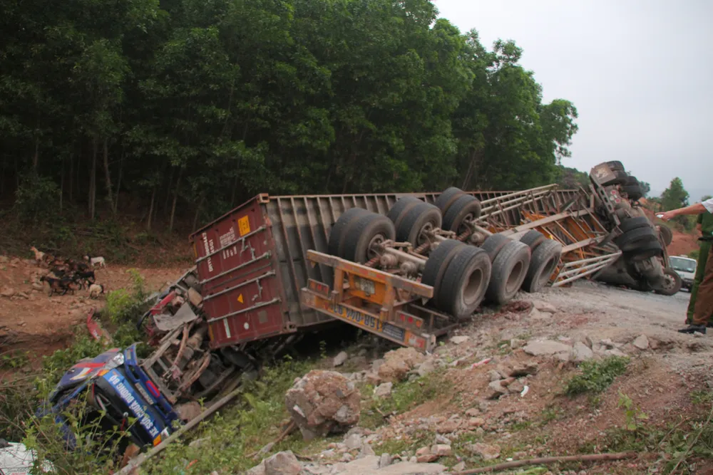 Xe đầu kéo mất lái gây tai nạn liên hoàn khiến nhiều người bị thương  ảnh 2
