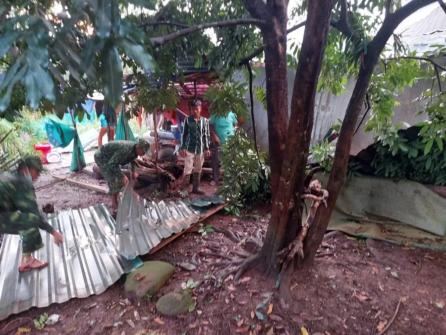 Dông lốc làm tốc mái hàng chục nhà dân ở Quảng Trị ảnh 2