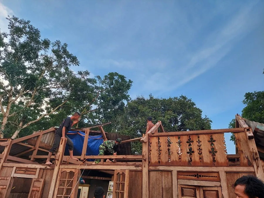 Dông lốc làm tốc mái hàng chục nhà dân ở Quảng Trị ảnh 3