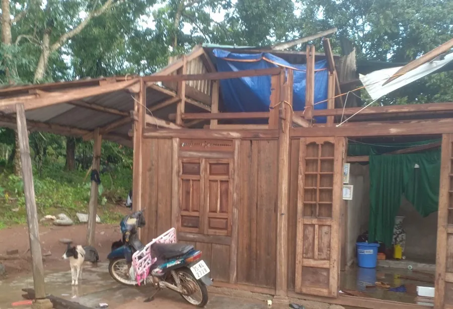 Dông lốc làm tốc mái hàng chục nhà dân ở Quảng Trị ảnh 1