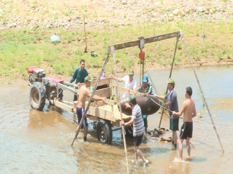 Công binh tiến hành di dời quả bom AN-M65-1000BL nặng khoảng 500kg nằm dưới lòng suối cạn về khu vực an toàn.