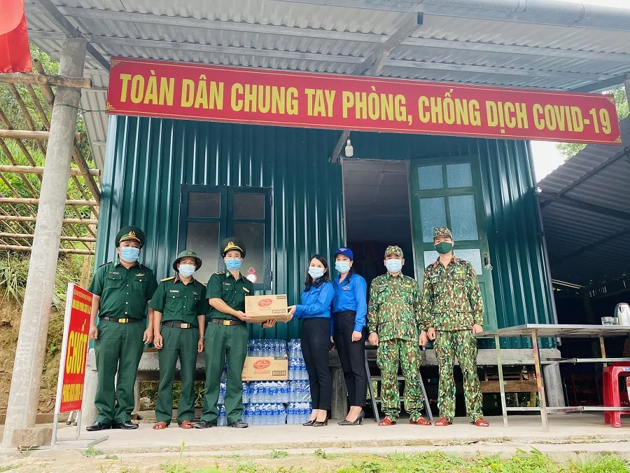 Tuổi trẻ Quảng Trị trao tặng vật tư y tế, nhu yếu phẩm phòng chống dịch cho nước bạn Lào  ảnh 1