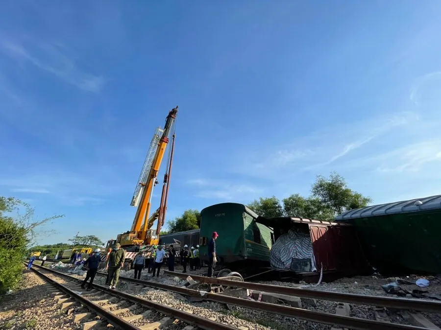 Thông tuyến đường sắt Bắc - Nam sau hơn 10 giờ gián đoạn vì tàu hàng SH4 bị lật ảnh 5