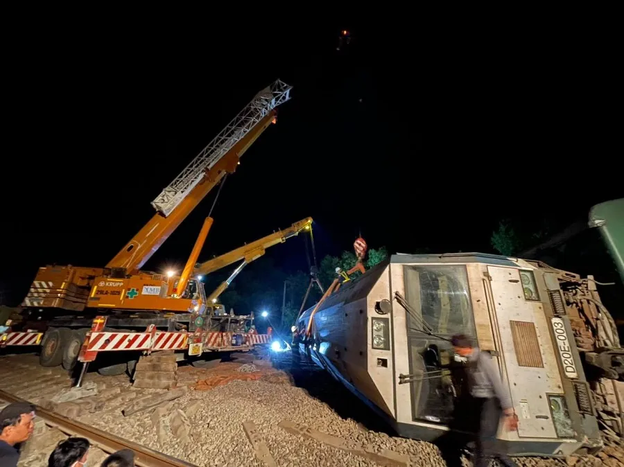 Thông tuyến đường sắt Bắc - Nam sau hơn 10 giờ gián đoạn vì tàu hàng SH4 bị lật ảnh 4