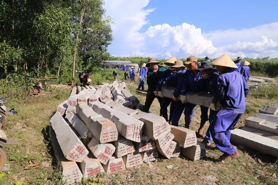 Thông tuyến đường sắt Bắc - Nam sau hơn 10 giờ gián đoạn vì tàu hàng SH4 bị lật ảnh 6
