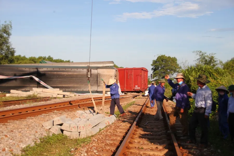 Thông tuyến đường sắt Bắc - Nam sau hơn 10 giờ gián đoạn vì tàu hàng SH4 bị lật ảnh 9