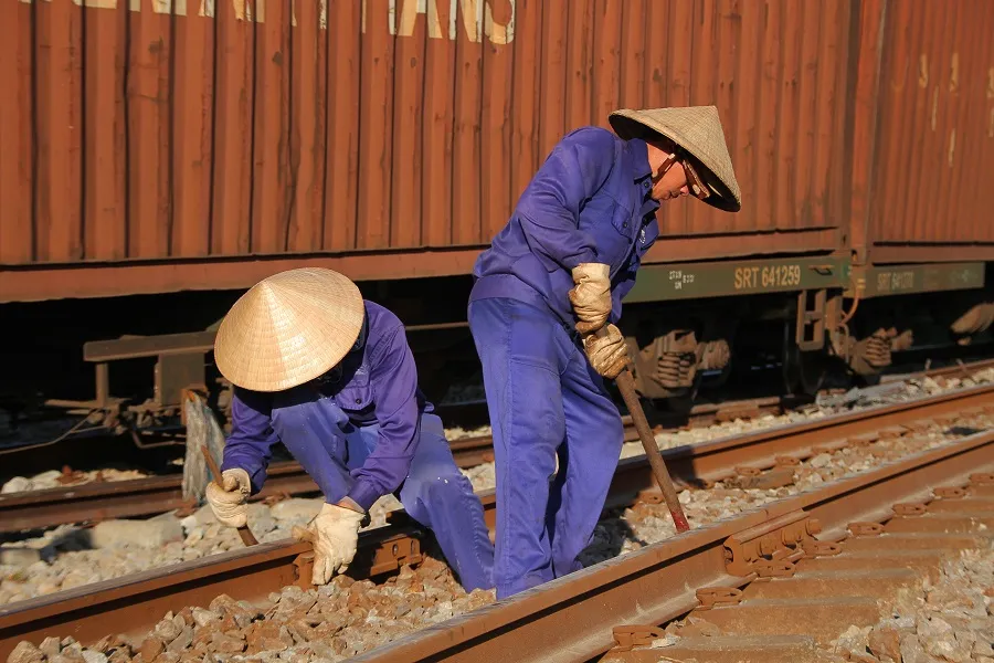 Thông tuyến đường sắt Bắc - Nam sau hơn 10 giờ gián đoạn vì tàu hàng SH4 bị lật ảnh 7