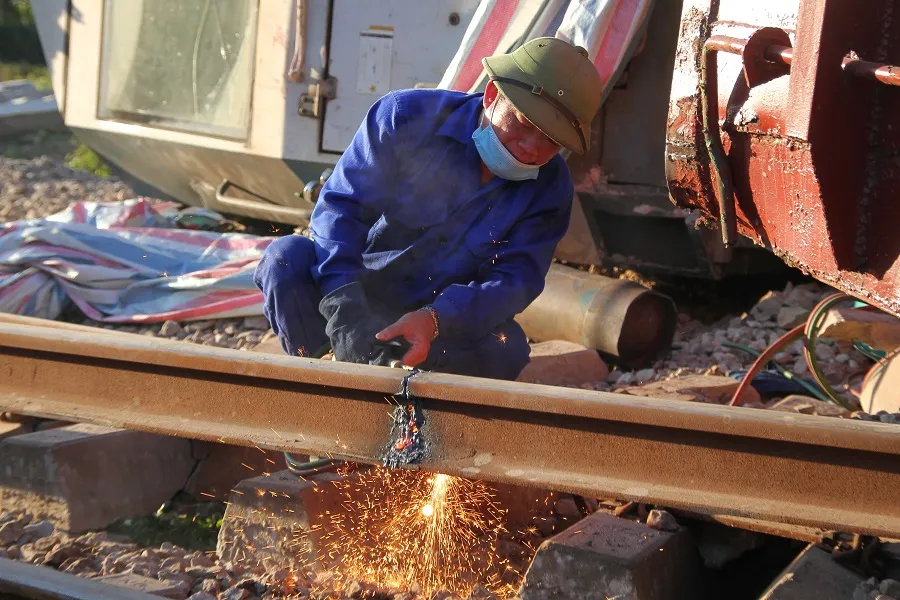 Thông tuyến đường sắt Bắc - Nam sau hơn 10 giờ gián đoạn vì tàu hàng SH4 bị lật ảnh 8