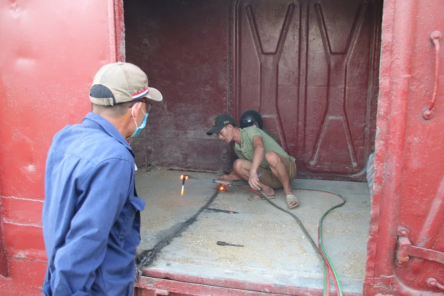 Thông tuyến đường sắt Bắc - Nam sau hơn 10 giờ gián đoạn vì tàu hàng SH4 bị lật ảnh 2