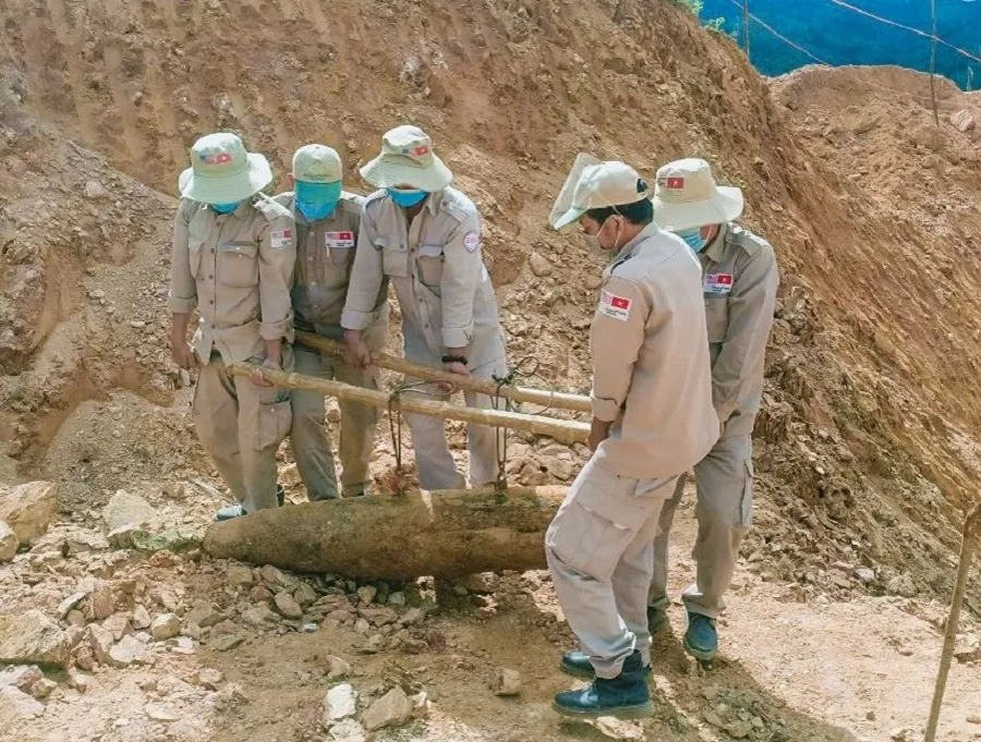 Phát hiện quả bom nặng 227 kg khi thi công đường ảnh 1