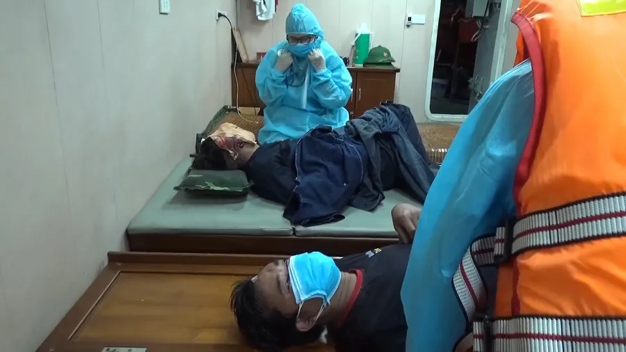 Huy động lực lượng tìm kiếm 2 ngư dân bị chìm tàu trên biển  ảnh 1