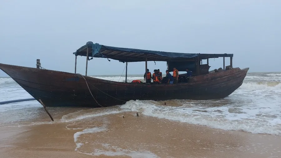 Phát hiện tàu lạ trôi dạt vào bờ biển Quảng Trị ảnh 1 Phát hiện tàu lạ trôi dạt vào bờ biển Quảng Trị ảnh 1