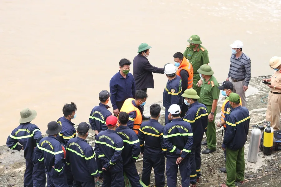 Quảng Trị: Tàu chở đoàn công tác gặp nạn, 1 người mất tích ảnh 3 Quảng Trị: Tàu chở đoàn công tác gặp nạn, 1 người mất tích ảnh 3