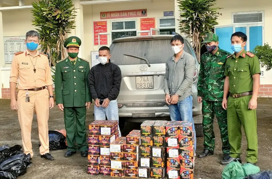 Bắt giữ đối tượng vận chuyển pháo trái phép ảnh 1