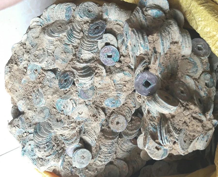 Thi công kè sông phát hiện 27kg tiền cổ ngàn năm tuổi ảnh 1