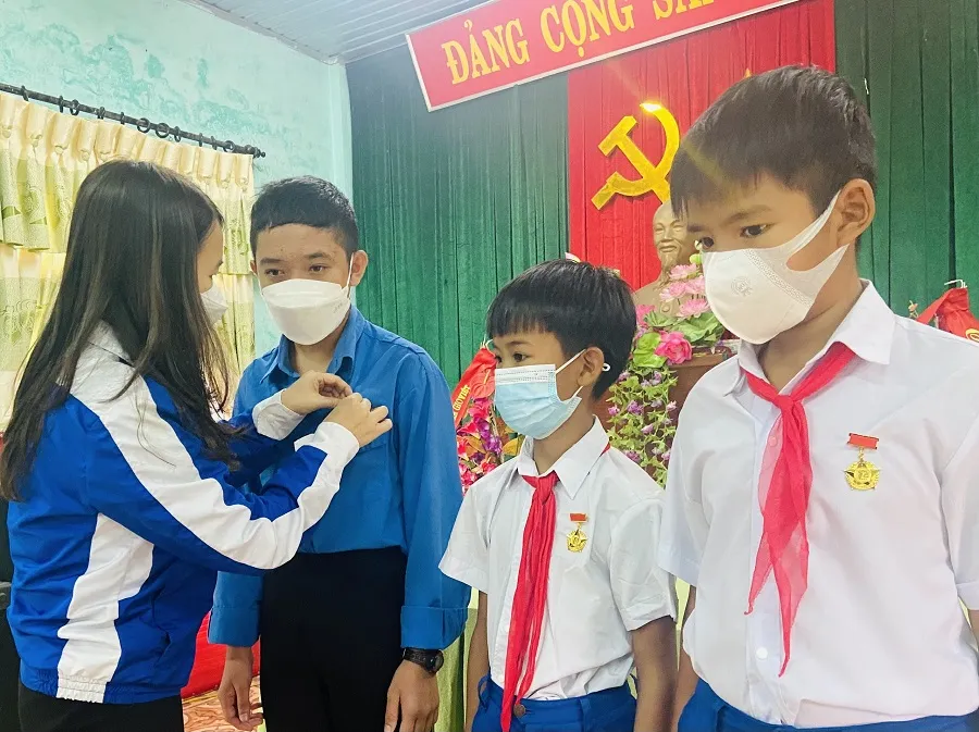Cứu người bị đuối nước, 3 học sinh được trao tặng huy hiệu “Tuổi Trẻ dũng cảm” ảnh 2