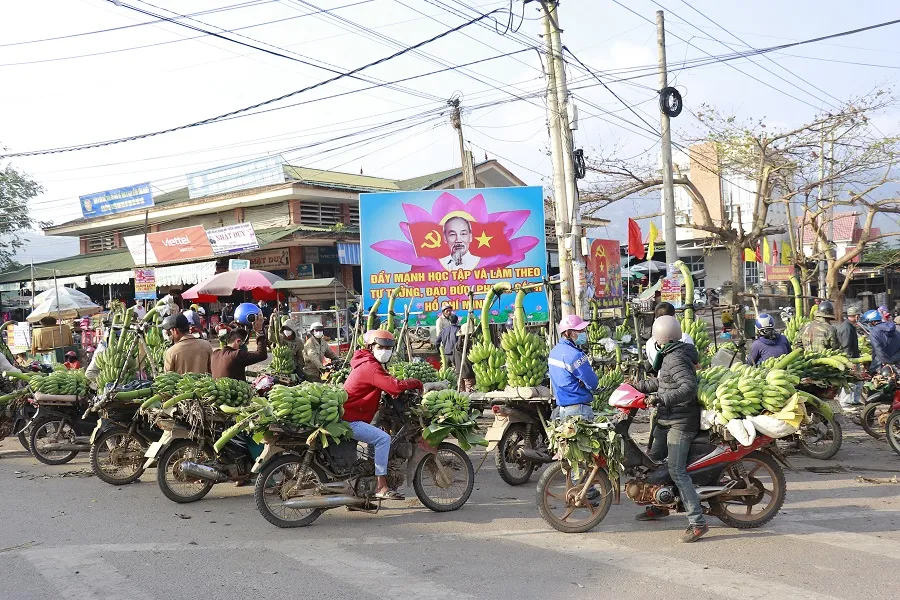 Nhộn nhịp phiên chợ chuối mật mốc ngày giáp tết ảnh 2
