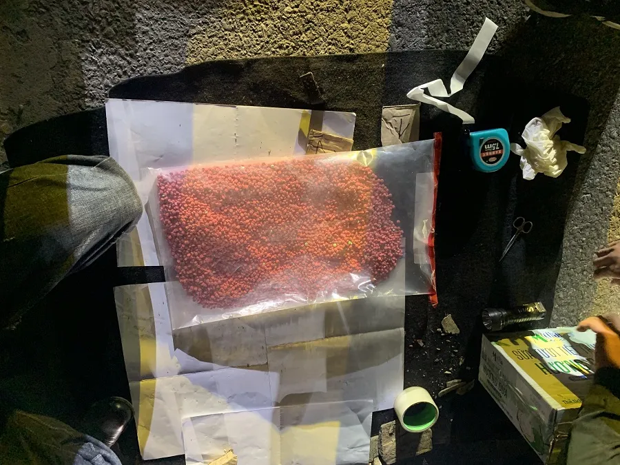 Nam thanh niên vứt 2 bọc ma túy xuống đường khi xe bị kiểm tra ảnh 2 Nam thanh niên vứt 2 bọc ma túy xuống đường khi xe bị kiểm tra ảnh 2