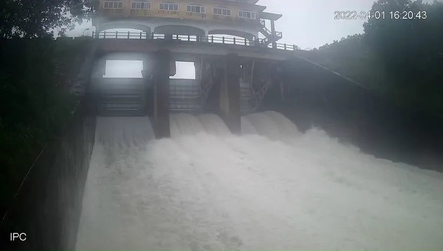 Miền Trung: Dầm mưa cứu lúa và hoa màu khỏi ngập úng ảnh 10