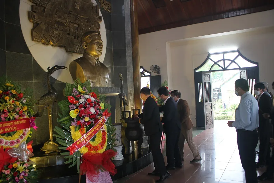 Sôi nổi giải đua thuyền truyền thống kỷ niệm 115 năm ngày sinh Tổng Bí thư Lê Duẩn ảnh 2