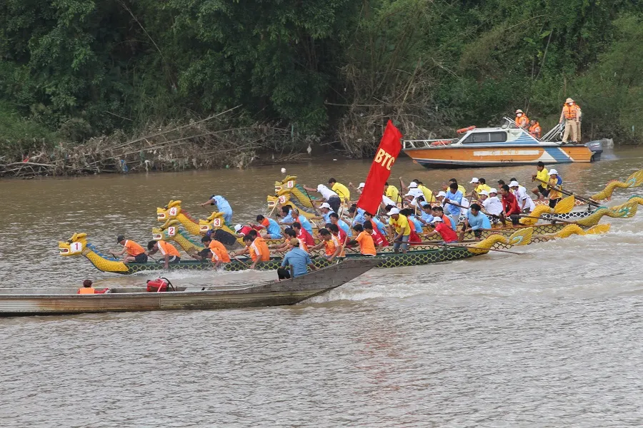Sôi nổi giải đua thuyền truyền thống kỷ niệm 115 năm ngày sinh Tổng Bí thư Lê Duẩn ảnh 3