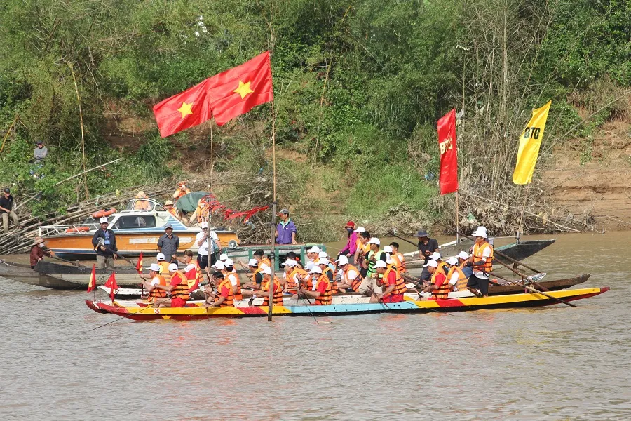 Sôi nổi giải đua thuyền truyền thống kỷ niệm 115 năm ngày sinh Tổng Bí thư Lê Duẩn ảnh 4