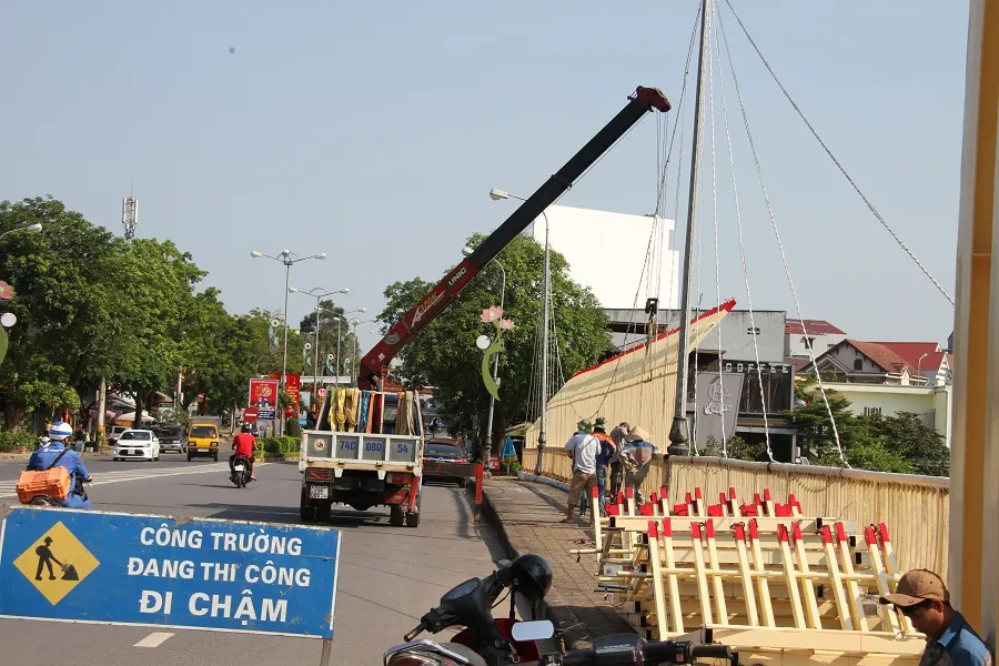 Quảng Trị: Các hạng mục trang trí có thiết kế “lạ” ở cầu Đại An được tháo dỡ ảnh 1