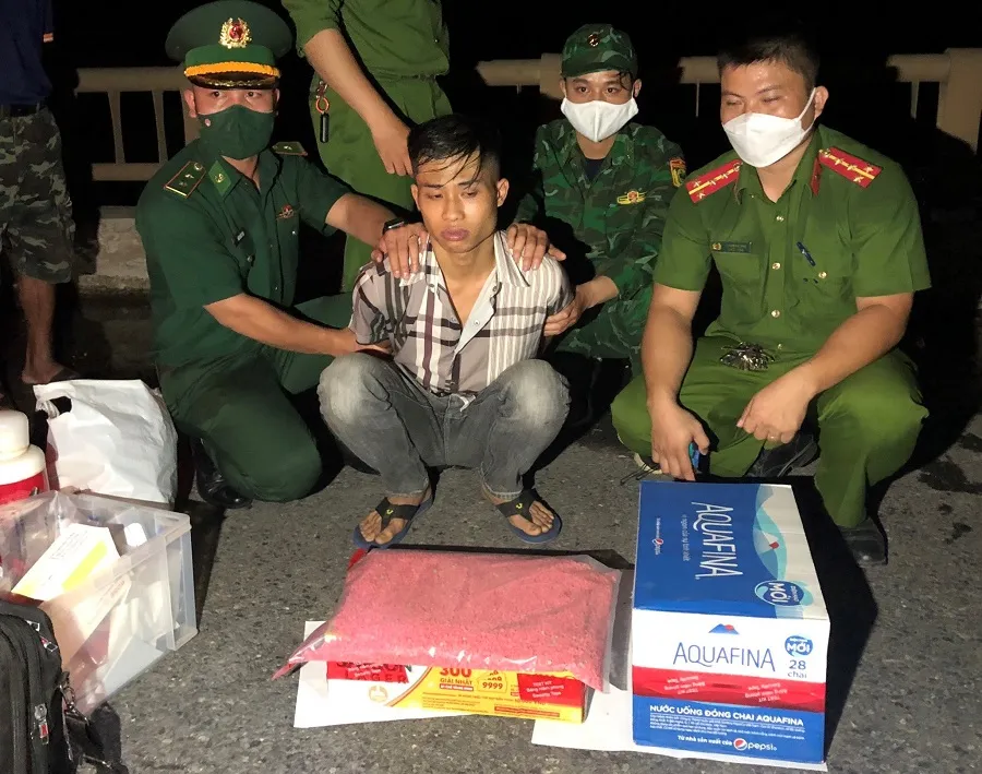 Bắt đối tượng vận chuyển 19.000 viên ma túy ảnh 1