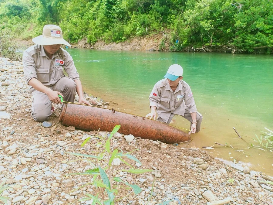 Đội Xử lý bom mìn lưu động thuộc Dự án PeaceTrees VietNam tiến hành kiểm tra quả bom